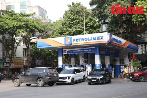 Cây xăng của Petrolimex tại phố Trần Hưng Đạo, phường Cửa Nam đã sớm triển khai bán xăng E10.