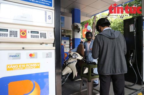 Xăng E10 được pha trộn 10% ethanol sinh học với xăng khoáng, góp phần giảm lượng khí thải carbon và giảm phụ thuộc vào nhiên liệu hóa thạch.