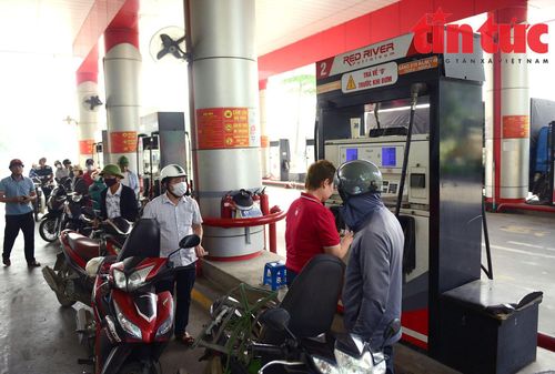 Đầu giờ sáng nên cửa hàng khá đông khách, người tiêu dùng an tâm sử dụng xăng E10.