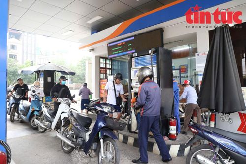 Người dân xếp hàng mua xăng E10.