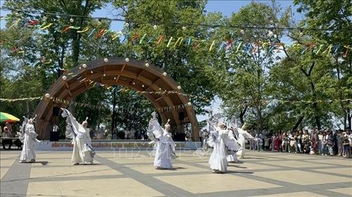 Các nghi lễ và điệu múa truyền thống đặc sắc của người Yakutia trong Lễ hội Ysyakh. Ảnh: TTXVN phát