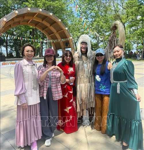 Trang phục truyền thống Việt Nam và Yakutia. Ảnh: TTXVN phát