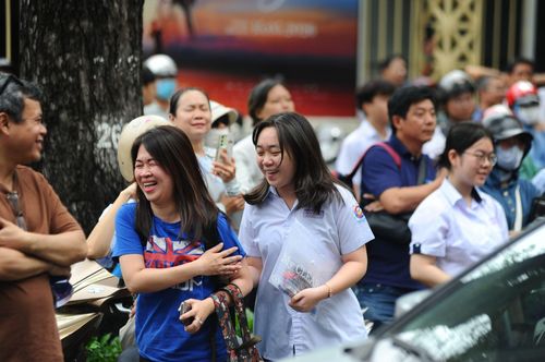 Niềm vui của các thí sinh sau môn thi ngữ Văn.