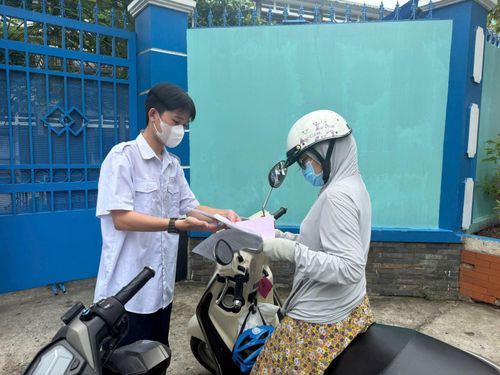 Các phụ huynh chia sẻ niềm vui với các con sau môn thi đầu tiên.