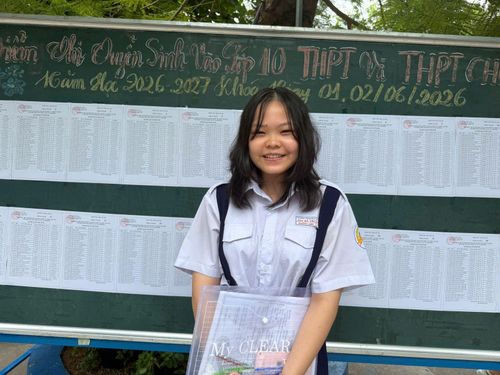 Em Dương Khánh Linh, học sinh Trường THCS Hai Bà Trưng cảm thấy đề thi vừa sức.