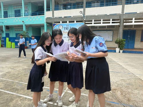Một số học sinh cùng nhau dò lại bài thi môn Ngữ văn.