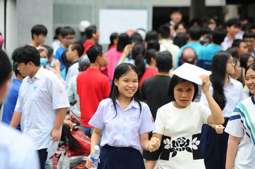 Nụ cười rạng rỡ trên khuôn mặt các thí sinh sau khi kết thúc môn Ngữ văn.