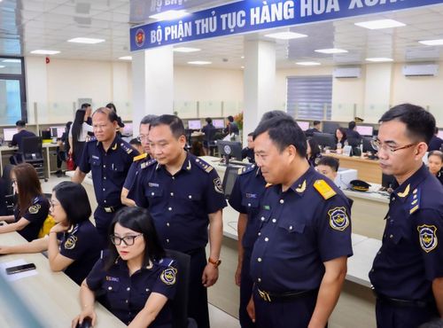 Cục trưởng Cục Hải quan Nguyễn Văn Thọ (đứng thứ 2, bên trái) kiểm tra và động viên công chức Đội Thông quan (Chi cục Hải quan khu vực III) trong ngày đầu thực hiện thông quan tập trung (ngày 1/6). Ảnh: Cục Hải quan