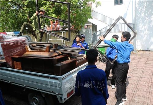 Thanh niên xã Lương Tài, tỉnh Bắc Ninh tích cực hỗ trợ người dân di chuyển tài sản nhằm đẩy nhanh công tác giải phóng mặt bằng Dự án Cảng hàng không quốc tế Gia Bình.