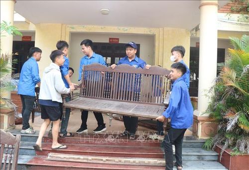 Thanh niên xã Lương Tài (Bắc Ninh) hỗ trợ người dân di chuyển tài sản nhằm đẩy nhanh công tác giải phóng mặt bằng Dự án Cảng hàng không quốc tế Gia Bình.