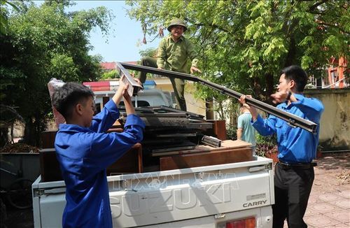 Thanh niên xã Lương Tài, tỉnh Bắc Ninh tích cực hỗ trợ người dân di chuyển tài sản phục vụ công tác giải phóng mặt bằng Dự án Cảng hàng không quốc tế Gia Bình.