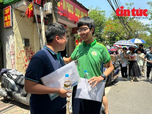 Thí sinh trao đổi sau khi kết thúc môn thi.