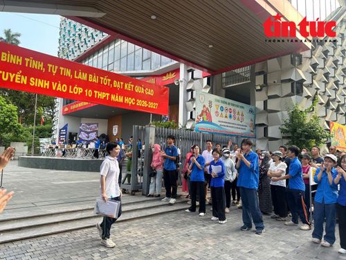 Thí sinh rời điểm thi Trường THCS Ba Đình.