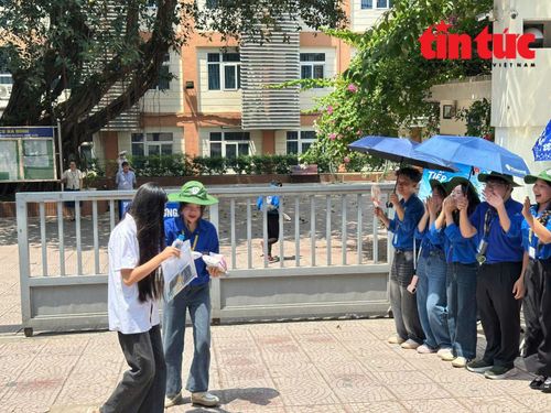 Đội ngũ tình nguyện viên hỗ trợ thí sinh.