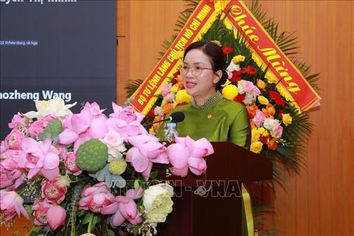 Bà Lê Thị Phượng, Giám đốc Khu Di tích Chủ tịch Hồ Chí Minh tại Phủ Chủ tịch phát biểu. Ảnh: Khánh Hòa/TTXVN