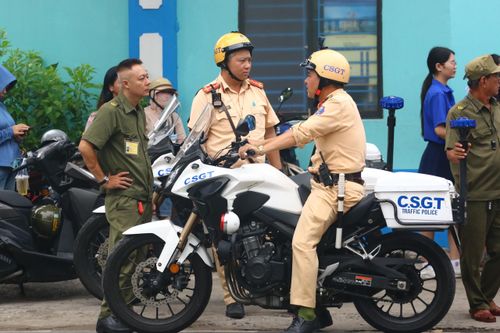 Trong khi đó, lực lượng CSGT có mặt điều tiết giao thông, phân luồng xe cộ nhằm tránh ùn tắc tại khu vực cổng trường. (Ảnh: Mỹ Hậu)