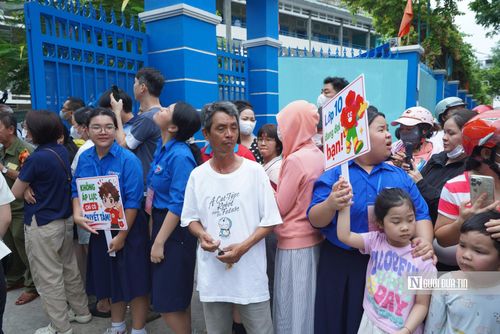 Bên ngoài điểm thi, các tình nguyện viên áo xanh túc trực hỗ trợ nước uống, hướng dẫn phòng thi và động viên tinh thần thí sinh. (Ảnh: Nguyễn Phước Thạnh)