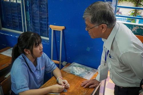 Ông Nguyễn Văn Hiếu, Giám đốc Sở Giáo dục & Đào tạo (GD&ĐT) Tp.HCM đã trực tiếp có mặt tại điểm thi THCS Lê Lợi để kiểm tra công tác tổ chức, đồng thời gửi lời động viên, chúc các thí sinh bình tĩnh, tự tin hoàn thành tốt bài thi của mình. (Ảnh: Mỹ Hậu)