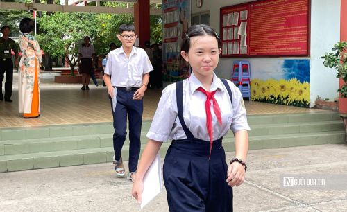 Tại điểm thi Trường THCS Quang Trung, em Lê Thanh, học sinh Trường THCS Gò Vấp, cho biết đề thi Ngữ văn năm nay khá vừa sức với thí sinh. “Em có tham khảo các đề thi của những năm trước và thấy phần viết bài văn nghị luận năm nay dễ hơn. Đề không quá khó để triển khai ý và bày tỏ quan điểm của mình”, Thanh chia sẻ. Nữ sinh cho biết em đã hoàn thành khoảng hơn hai trang giấy thi và đang viết sang trang thứ ba. Dựa trên bài làm của mình, Thanh dự đoán có thể đạt từ 6 đến 7 điểm môn Ngữ văn.(Ảnh: Hà Thi)