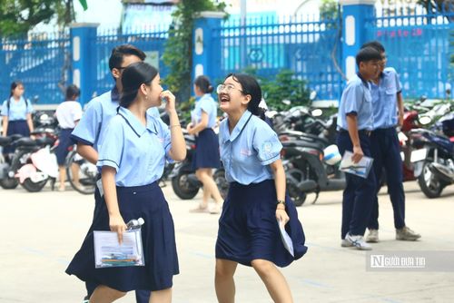Sau môn Ngữ văn, các thí sinh sẽ tiếp tục bước vào những môn thi tiếp theo trong kỳ tuyển sinh lớp 10 công lập được xem là căng thẳng nhất năm học tại Tp.HCM. (Ảnh: Mỹ Hậu)