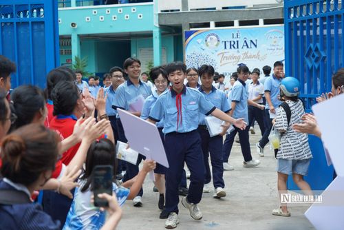 Khoảng hơn 10h, nhiều thí sinh bắt đầu rời phòng thi với tâm trạng phấn khởi. Em Huy Huyện (thí sinh ra khỏi cổng trường đầu tiên) đánh giá đề “ổn và dễ triển khai ý”, đồng thời tự tin có thể đạt khoảng 7 điểm. (Ảnh: Nguyễn Phước Thạnh)