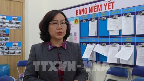 Bà Đỗ Thị Ánh Tuyết, Phó Chủ tịch UBND phường Tân Định chia sẻ, vấn đề liên thông dữ liệu của các bộ, ngành hiện nay còn thiếu đồng bộ, là rào cản cho cán bộ, công chức tại cơ sở. Ảnh: Hữu Duyên - TTXVN