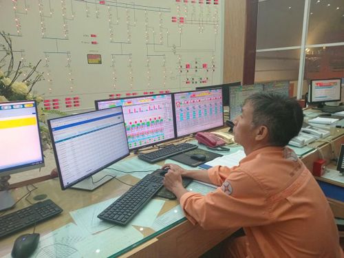 Kỹ sư Nhà máy Thủy điện Hòa Bình trong ca trực. Ảnh: Văn Giáp/Bnews/Vnanet.vn