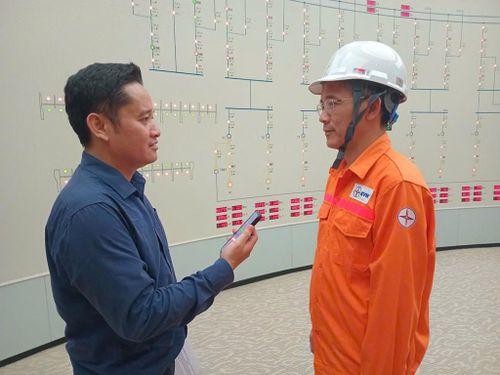 Ông Phạm Văn Vương, Giám đốc Công ty Thủy điện Hòa Bình trao đổi với phóng viên TTXVN. Ảnh: Bnews/vnanet.vn