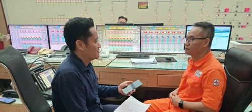 Ông Nguyễn Hồng Hải, Trưởng ca vận hành Nhà máy Thủy điện Hòa Bình trao đổi với phóng viên TTXVN. Ảnh: Bnews/vnanet.vn