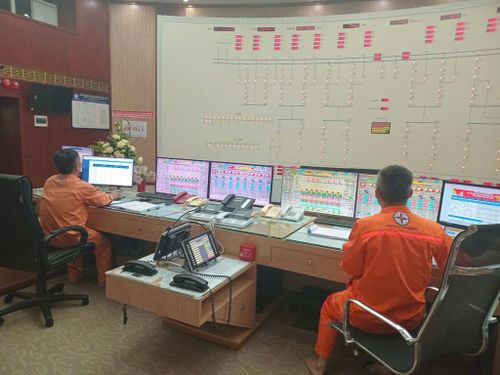 Ca trực tại Nhà máy Thủy điện Hòa Bình. Ảnh: Văn Giáp/Bnews/vnanet.vn