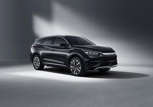 VinFast VF 8 thế hệ mới (bên trái) và BYD Sealion 8 (bên phải).