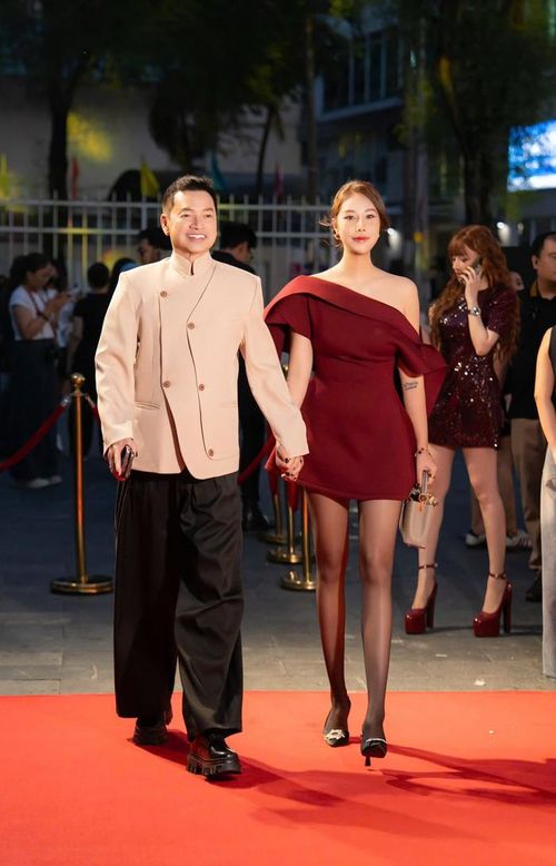 Nghệ sĩ Quang Minh từng đưa bà xã tham gia một số sự kiện giải trí. Ảnh: FBNV