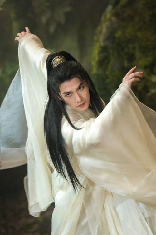 Dương Dương đảm nhận vai Hàn Lập trong bản chuyển thể live-action của Phàm Nhân Tu Tiên Truyện. Không sở hữu xuất thân đặc biệt hay thiên phú vượt trội, Hàn Lập từng bước trưởng thành bằng ý chí, sự cẩn trọng và khả năng thích nghi. Đây cũng là điểm khác biệt giúp nhân vật nhận được sự đồng cảm lớn từ khán giả yêu thích dòng phim tu tiên.