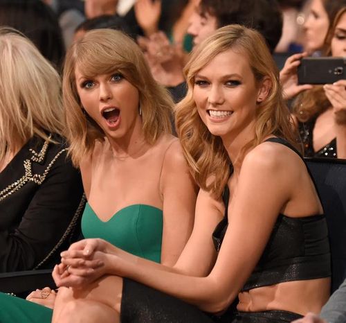 Nữ siêu mẫu Karlie Kloss được cho là sẽ không xuất hiện trong lễ cưới của Taylor Swift tới đây.