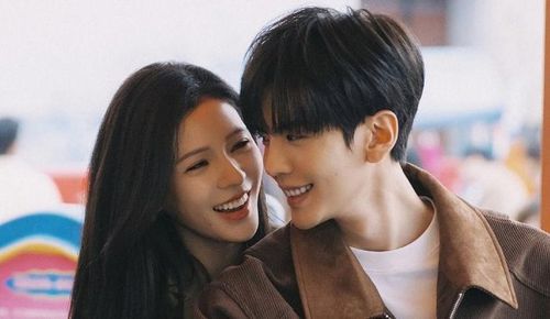 Không chạy theo những tình tiết kịch tính, bộ phim lựa chọn nhịp kể chậm rãi để khắc họa hành trình chữa lành của hai con người mang nhiều vết thương trong lòng. Bối cảnh thị trấn yên bình cùng chuyện tình dịu dàng giữa Diệp Mông và Lý Cận Dữ giúp tác phẩm mang đến cảm giác thư thái, phù hợp với những khán giả yêu thích dòng phim tình cảm nhẹ nhàng.