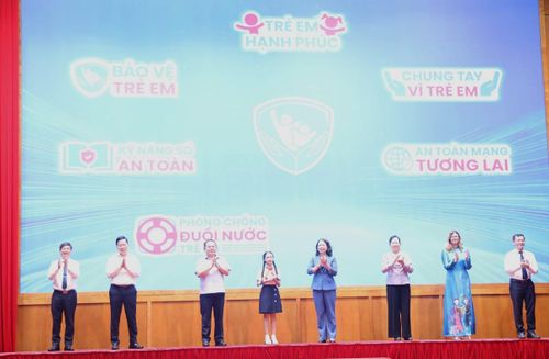 Bí thư Trung ương Đảng, Phó Chủ tịch nước Võ Thị Ánh Xuân; Ủy viên TƯ Đảng, Phó Chủ tịch Ủy ban Trung ương MTTQ Việt Nam, Chủ tịch Hội LHPN Việt Nam Lê Thị Thủy (lần lượt thứ 5,6 từ trái sang) cùng các đại biểu phát động Tháng hành động vì trẻ em năm 2026 Ảnh: VPCTN