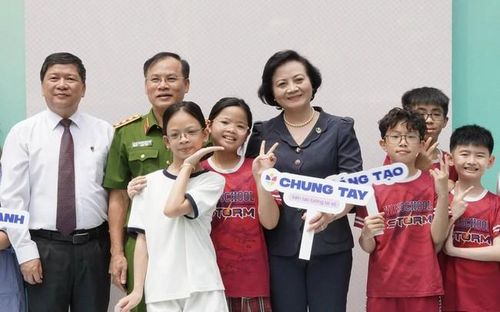 Bí thư Trung ương Đảng, Phó Thủ tướng Phạm Thị Thanh Trà và lãnh đạo Bộ Công an, Bộ Y tế cùng các em nhỏ tại Lễ phát động Chương trình “Bảo vệ và hỗ trợ trẻ em phát triển trên môi trường mạng giai đoạn 2026 - 2030”