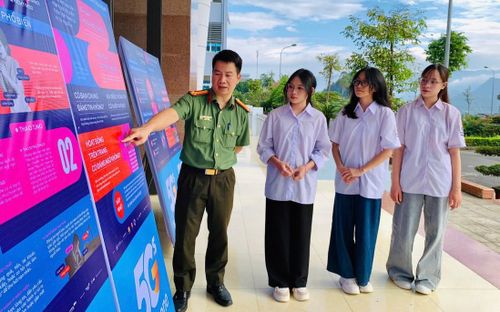 Cán bộ Công an tỉnh Lai Châu tuyên truyền, hướng dẫn học sinh kỹ năng nhận biết và phòng tránh “bắt cóc trực tuyến”
