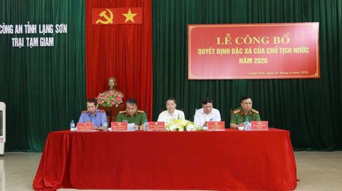 Lễ công bố đặc xá tại Trại tạm giam Công an tỉnh Lạng Sơn. Ảnh: LS