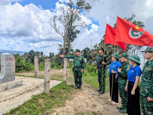 Ngay sau lễ ra quân, đoàn viên thanh niên các đơn vị tham gia tuần tra, tìm hiểu đường biên, cột mốc tại khu vực mốc quốc giới
