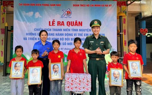 Thiếu tá Đỗ Xuân Điềm, Chính trị viên Đồn Biên phòng Nậm Nhừ và Đoàn Thanh niên xã Nà Hỳ, tặng ảnh Bác Hồ và quà cho các cháu thiếu nhi.