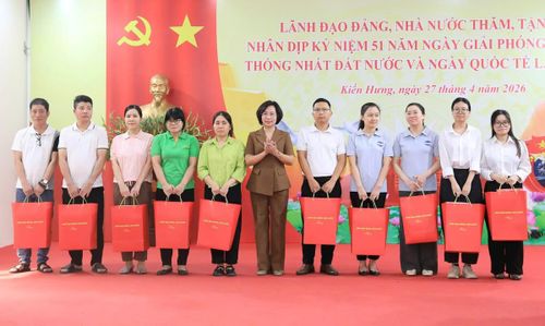 Ủy viên Ban Thường vụ Thành ủy, Chủ tịch Ủy ban MTTQ Việt Nam thành phố Hà Nội Bùi Huyền Mai trao quà tặng tới người lao động tại phường Kiến Hưng. (Ảnh: HNM)