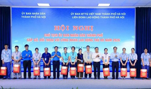 Lãnh đạo thành phố Hà Nội và lãnh đạo Tổng liên đoàn Lao động Việt Nam trao quà cho công nhân, người lao động. (Ảnh: Phạm Hiệp)