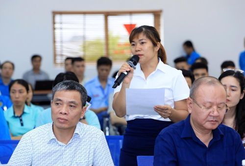 Công nhân lao động Thủ đô nêu kiến nghị với lãnh đạo Thành phố Hà Nội. (Ảnh: Lê Hải)