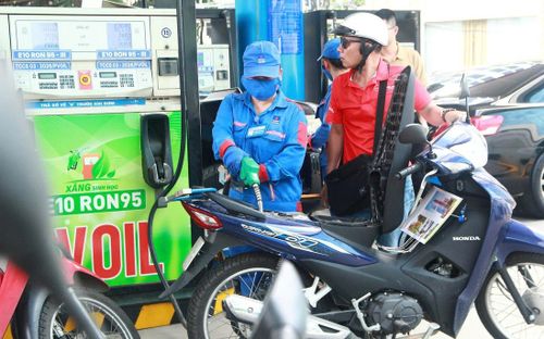 Người tiêu dùng sử dụng xăng sinh học E10