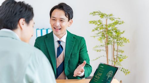 Nhiều nhân sự ngân hàng, bất động sản có xu hướng 'lấn sân' tư vấn bảo hiểm. Ảnh: Việt Hưng