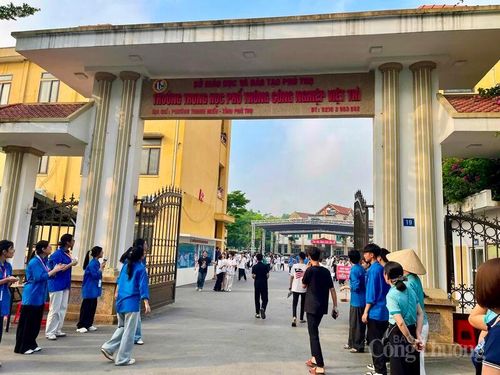 Không khí buổi thi đầu tiên diễn ra nghiêm túc nhưng khá nhẹ nhàng. Các thí sinh bước vào phòng thi với tâm lý tự tin, sẵn sàng hoàn thành tốt bài thi môn Ngữ văn kéo dài 120 phút.