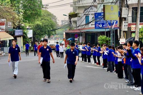 Từ sáng sớm, đông đảo phụ huynh đã đưa con em đến điểm thi để chủ động thời gian, tránh những tình huống phát sinh.