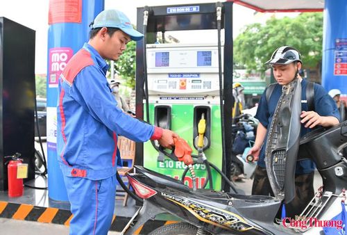 Theo các chuyên gia năng lượng, xăng E10 được phối trộn 10% ethanol nhiên liệu sinh học với 90% xăng khoáng, giúp giảm phát thải khí nhà kính, tăng hiệu quả cháy và góp phần thực hiện mục tiêu phát triển xanh.