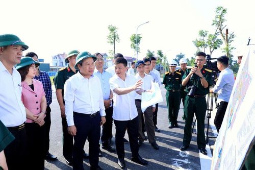 Chủ tịch UBND TP. Hà Nội Vũ Đại Thắng cùng đoàn công tác của thành phố kiểm tra thực địa Dự án Khu đô thị đa mục tiêu.
